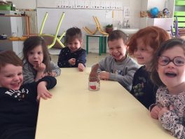 preparartion-des-patates-douces-avant-la-plantation-dans-notre-jardin-pedagogique