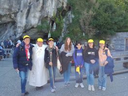 le_groupe_st_joseph_devant_la_grotte_de_lourdes